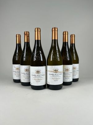 six bouteilles de vin sont alignées dans une rangée