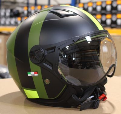 un casque posé sur une table dans un magasin
