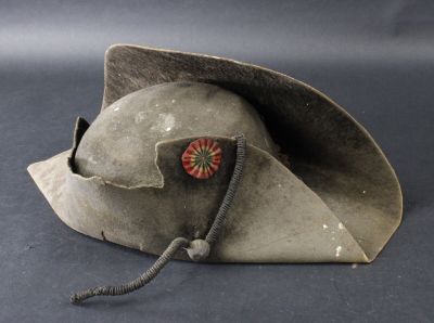 Bicorne en peau. Accidenté, en l'état. - Photo 1