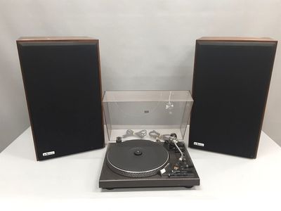 un gros plan d'une platine avec des haut-parleurs et un tourne-disque