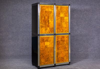 une photo d'une armoire haute à quatre portes