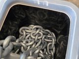 un conteneur contenant un tas de chaînes
