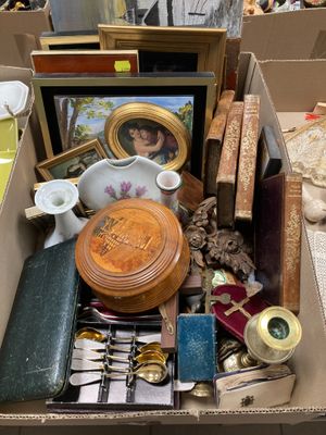 une boîte remplie d'objets assortis sur une table