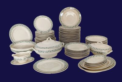 une photo représentant un ensemble d'assiettes et de bols sur fond bleu