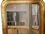 un grand miroir posé sur une table