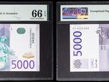 Trois types de monnaie différents sont exposés dans une vitrine.