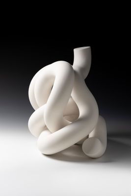 une sculpture blanche posée sur une table