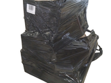 une pile de sacs en plastique noirs empilés les uns sur les autres