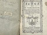 un vieux livre ouvert sur une table