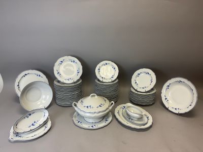 beaucoup d'assiettes et de bols posés sur une table