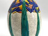 un vase avec un motif sur une surface blanche