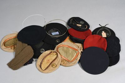 de nombreux bonnets et gants disposés sur une table