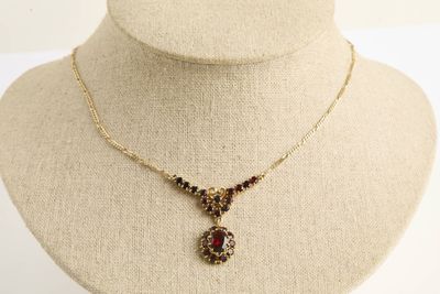 gros plan d'un collier sur un présentoir pour mannequin