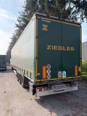 un camion vert garé sur le bord de la route