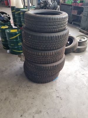 plusieurs pneus empilés les uns sur les autres dans un garage