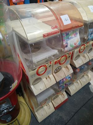 Distributeur deux boules GASHAPON - Photo 1