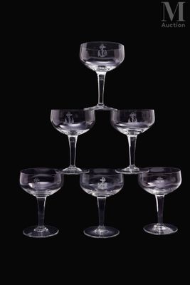 six verres à vin sont empilés les uns sur les autres sur un fond noir