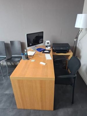 1 bureau mélaminé bois clair 1 chaise tissu noir