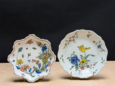 deux assiettes ornées de fleurs et d'oiseaux, posées sur une table