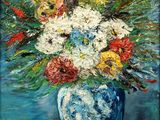 une peinture de fleurs dans un vase bleu sur une table