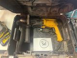 une boîte à outils contenant une perceuse et un marteau