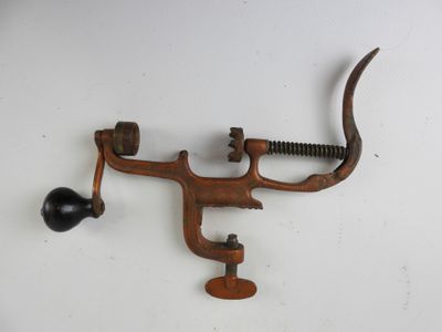une pince fixée au mur