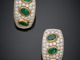 une paire de boucles d'oreilles en émeraude et diamant