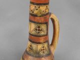 un vase orné d'un motif sur un fond gris