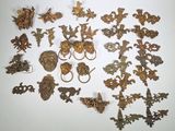 a lot of antique metal items that are on the table