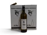 une bouteille de vin blanc posée à côté d'un carton de vin