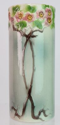 un vase en verre orné d'une peinture représentant un arbre