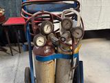 un chariot sur lequel se trouvent plusieurs bouteilles de gaz