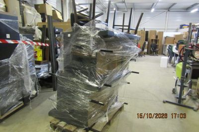 une grande pile de cartons sur une palette dans un entrepôt