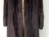 une image d'un manteau de fourrure sur un mannequin