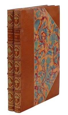 un livre marron à la couverture bleue et orange posé sur une table