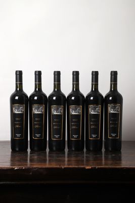 six bouteilles de vin sont alignées sur une table en bois