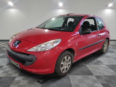 la voiture rouge est garée dans le garage sur le sol en damier