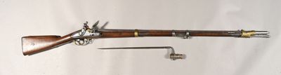un vieux pistolet avec un canon en bois et une poignée en métal