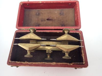 une boîte contenant une paire de ciseaux