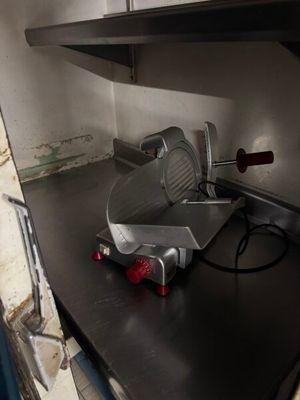une photo d'une cuisine avec un plan de travail et un coupe-pizza posé dessus