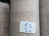 plusieurs rouleaux de bois sont empilés les uns sur les autres