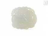 une photo d'une bague en forme de fleur en jade blanc sur fond blanc