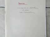 un vieux livre posé sur un carrelage couvert d'inscriptions