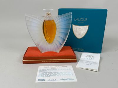 une image représentant un flacon de parfum posé sur un livre