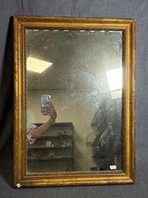 un homme se prenant en photo dans un miroir