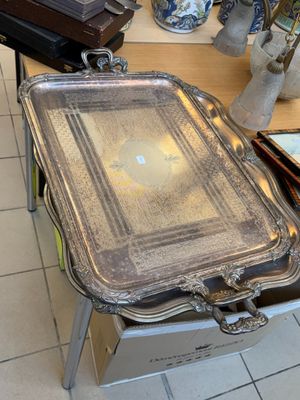 un plateau en argent posé sur une table