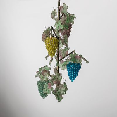 une grappe de raisin suspendue à une branche d'arbre