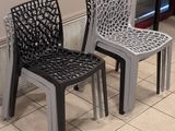 trois chaises en plastique placées les unes à côté des autres sur un sol carrelé