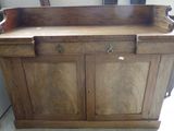une armoire en bois surmontée d'un miroir