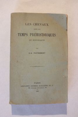 un vieux livre posé sur une table blanche